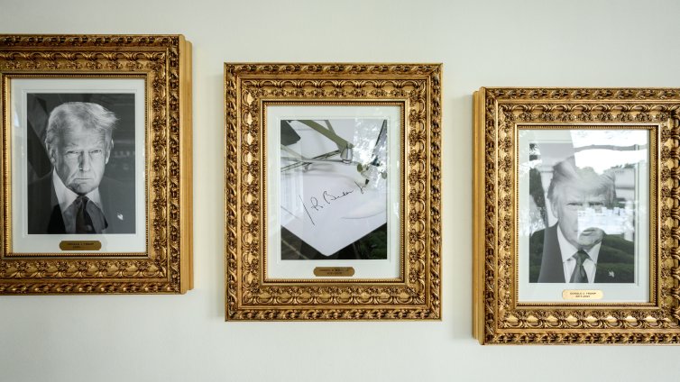 Тръмп унижи Байдън, закачи не негов портрет, а снимка на автоматична писалка в Белия дом ВИДЕО