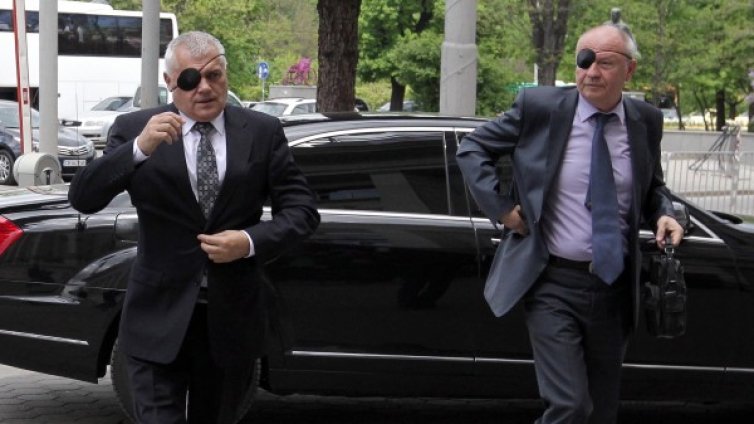 Радев на среща срещу футболното хулиганство с "едно" око