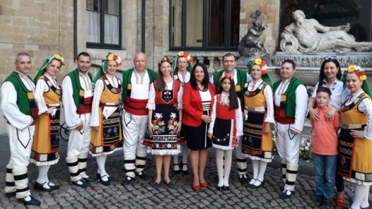 Павлова поведе хорото в Брюксел, хиляди се хванаха на него