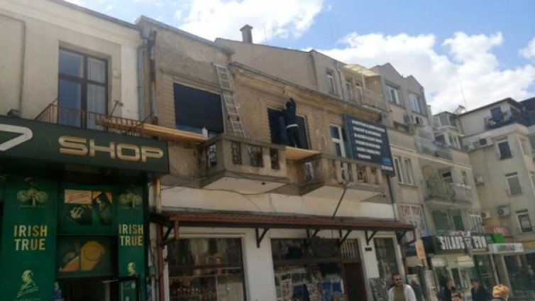 Без скеле, без каски &ndash; опасен строеж в центъра на Бургас