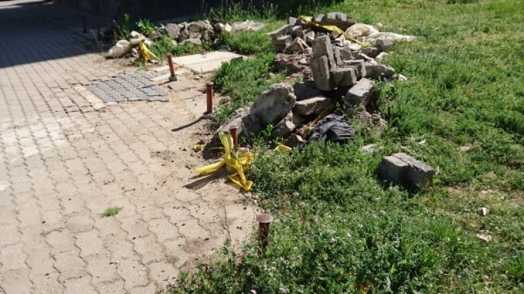Ремонт по нашенски: Със стърчащи плочки и купища боклуци