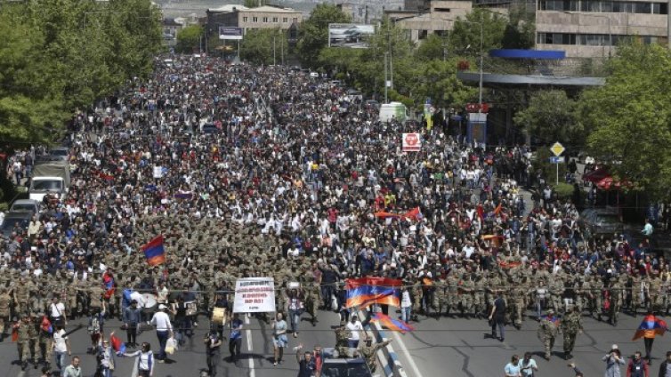 Нежна ли е арменската революция, питат се в Русия