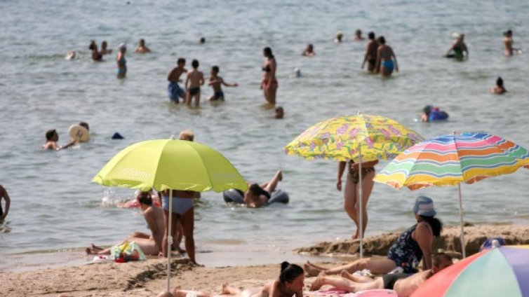 "Братушките" запяха през май: Черно море &ndash; много е добре! Ангелкова доволна!