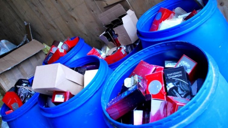 Контрабандни дрехи, обувки, парфюми &ndash; на парчета!