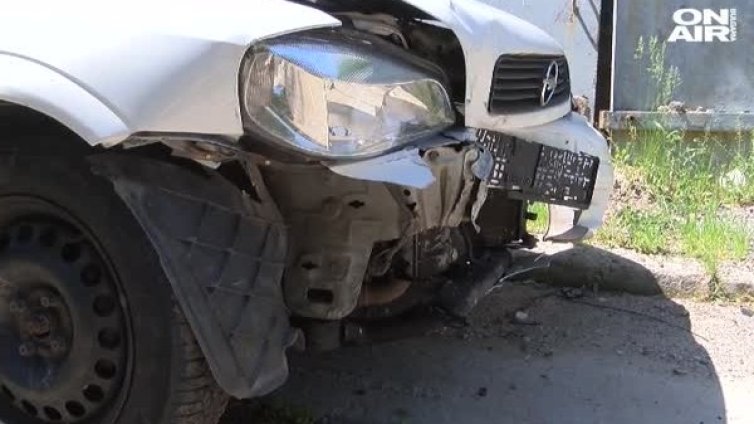 Жена седна пияна зад волана, отнесе две патрулки, рани двама