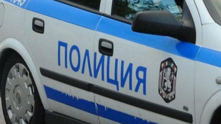 Психично болен налетя на полицай, той го простреля  