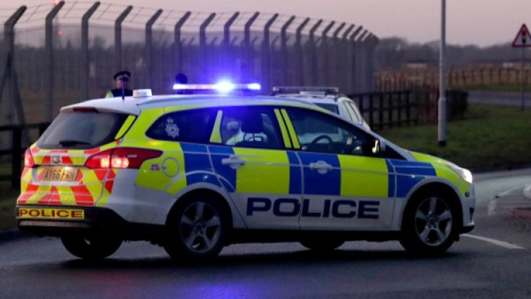 Кола блъсна двама мъже пред джамия на Острова