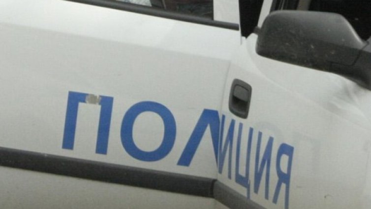 Алкохол, шум, скандал... мъж намушка съседа си  с нож