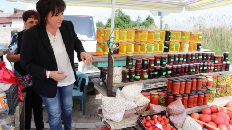 Нинова към Борисов: Питате кой е умникът ли? Ами Вие!