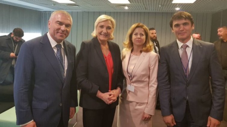 Марешки и льо Пен &ndash; рамо до рамо, с критики срещу ЕС