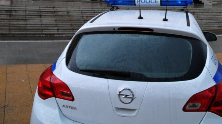 Арест за купонджия по Гергьовден, метнал плочка по патрулка