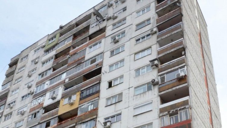 Мъж се самоуби, скочи от блок в Пазарджик