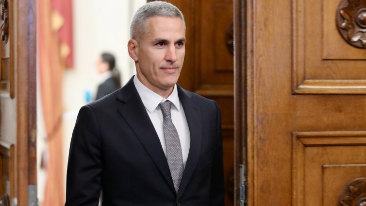 Гюров обеща: В този кабинет няма да има хора на конци и сламени хора  