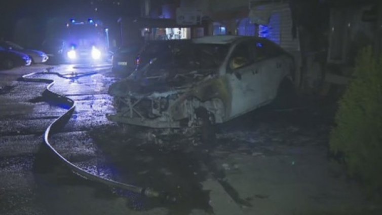 Пожар в "Младост": Пламнаха коли, евакуираха хора