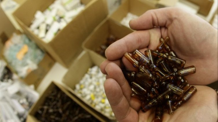 11-класник в Американския колеж кътал дрога в училище