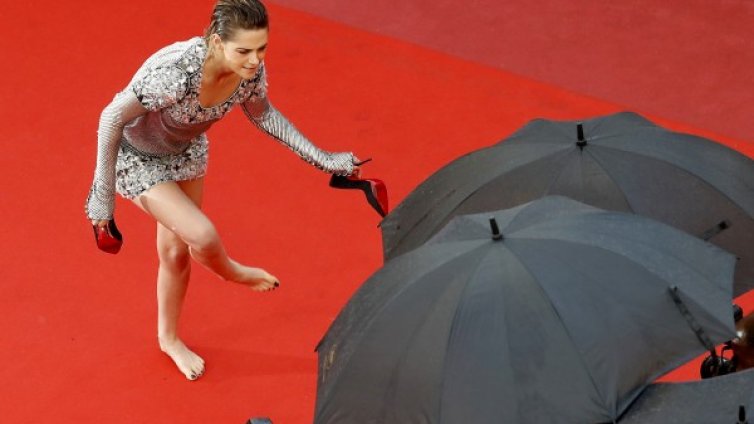 Протест! Кристен Стюарт се пусна боса в Кан