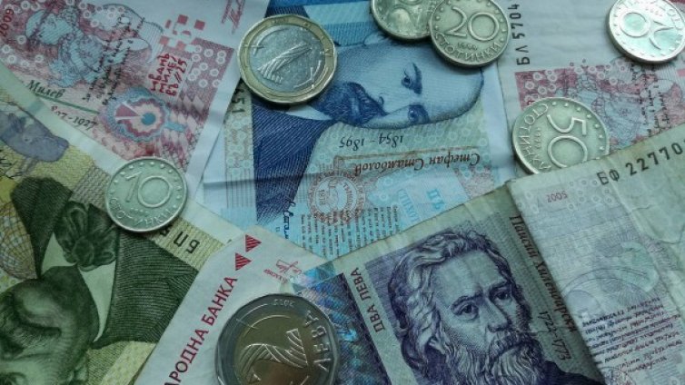 Сметка с кръчмар (НСИ): Доходите ни растат, разходите &ndash; още повече