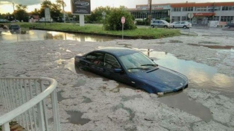 Буря вилня в Карнобат: Улици и къщи &ndash; във вода!