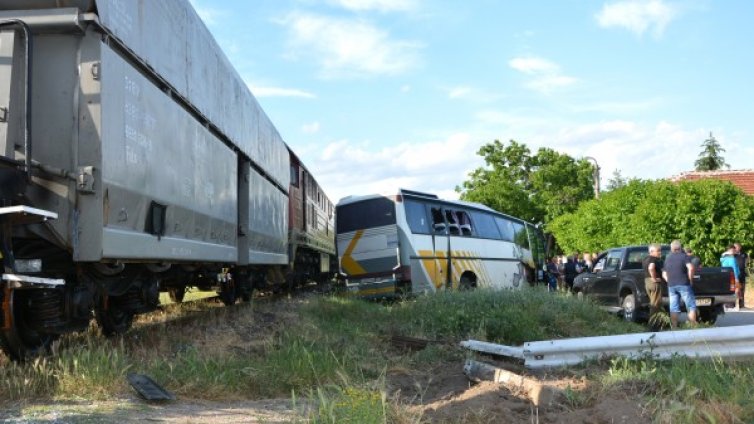 Отнето предимство и... влак и автобус в жесток сблъсък