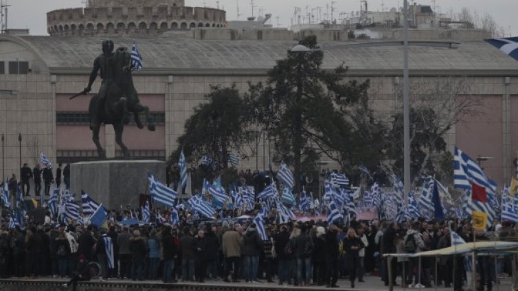 Кметът на Солун &ndash; пребит от група националисти