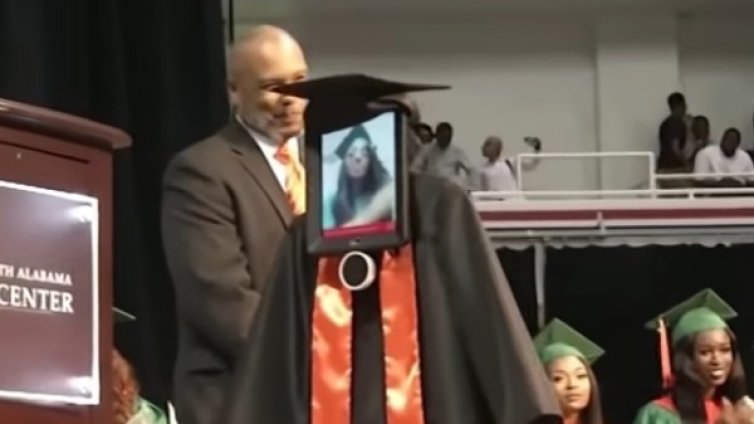 Дипломиране... напук на болеста: Робот в тога и един iPad! 