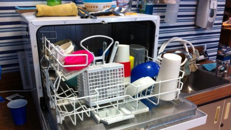 Кои съдове никога да не слагате в миялната машина?