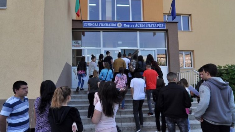 12 души без "Вяра" във Вапцаров, спипаха ги да преписват на матурата