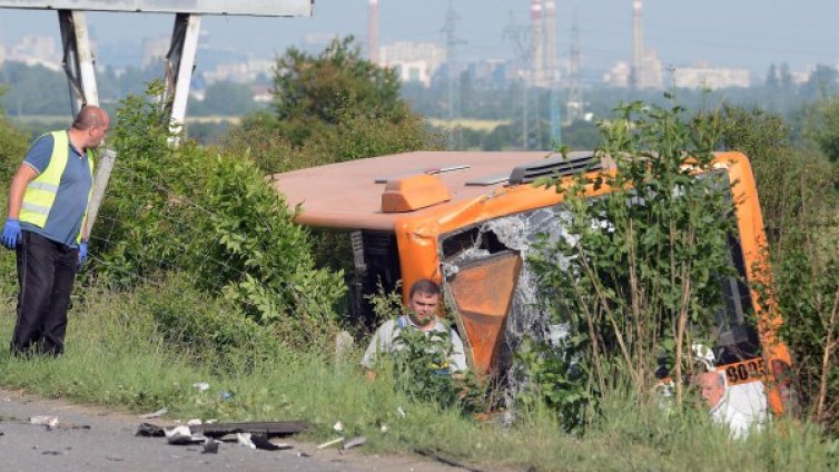След удара на "Тракия": Мъж и жена са в тежко състояние