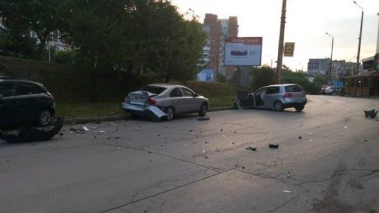 Сутрин, 3.08 промила, паркирани коли потрошени в Търново