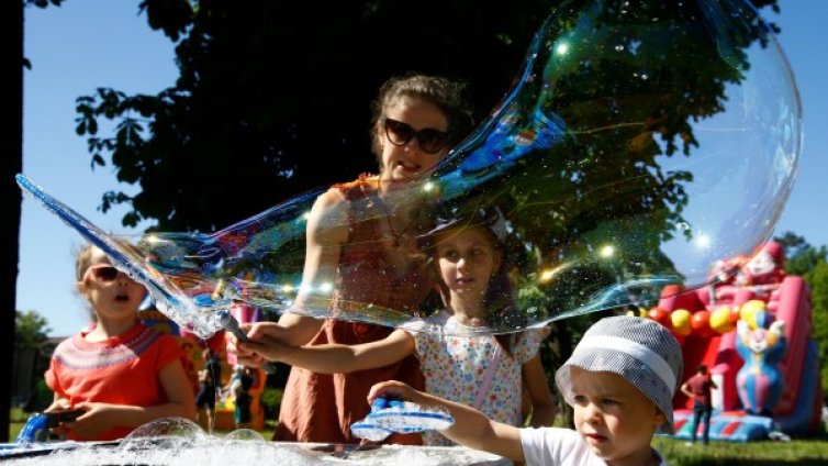 Мечтата на младите за деца: За предпочитане е да са две!