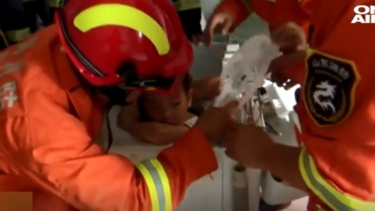 4-годишно китайче заседна... в пералня