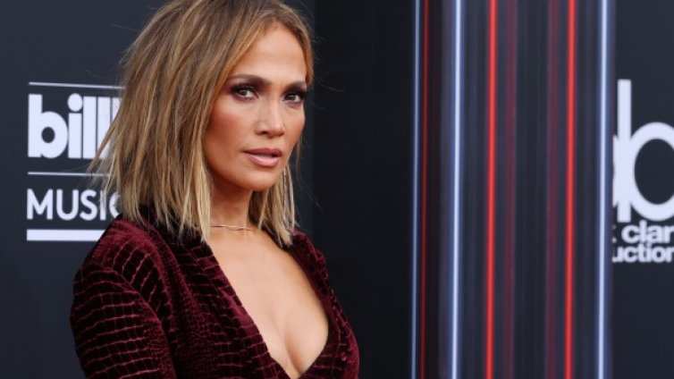 Дженифър Лопес украси маникюра си с... долари