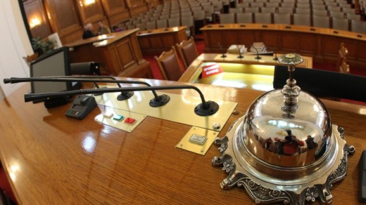 1938 "извинителни бележки" от депутатите. Кой отсъства най-много от НС?