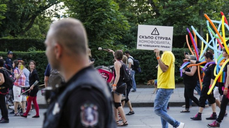 МВР има пари за гей парад, но не и за убийства?