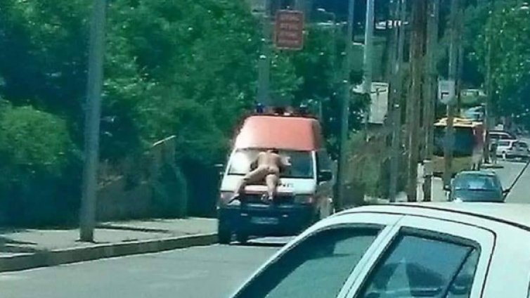 Само по парфюм! Гол мъж обходи оживена улица в Търново