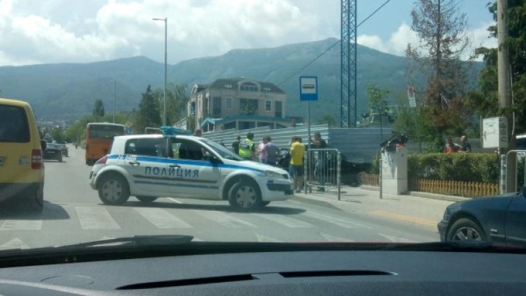 Мотор и "Голф" в неравна битка на бул. "Черни връх"