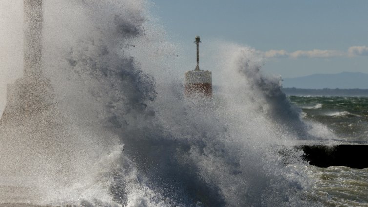 Бурята &ldquo;Ерминио&rdquo; връхлетя цяла Гърция