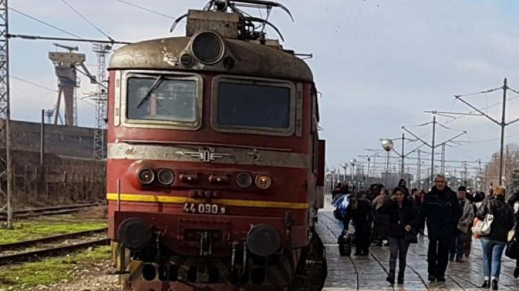 Приключението "БДЖ": Влак пламна в движение, а пътниците &ndash; пеш