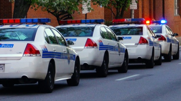 Прострелян полицай и 4 деца заложници във Флорида