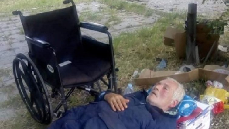 Под дърво, върху кашони, без пари, храна, лекарства