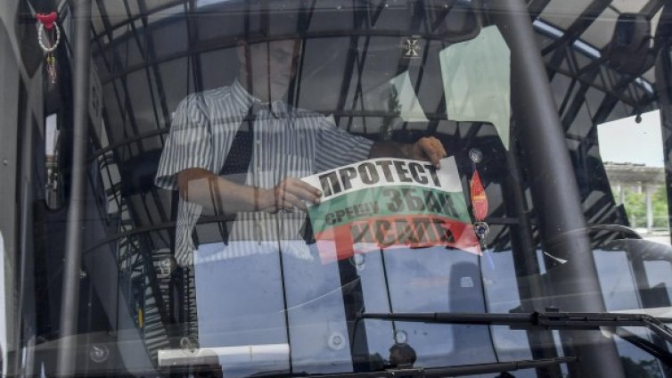 25 юни: Автобусните превозвачи на ефективен протест