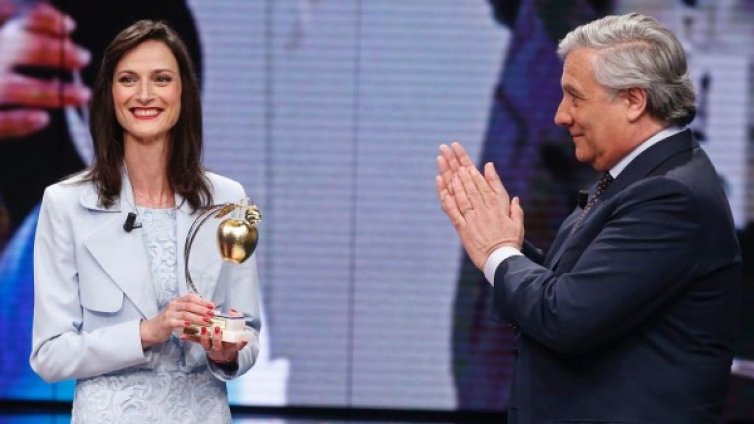 Мария Габриел с отличие за постижения на жените