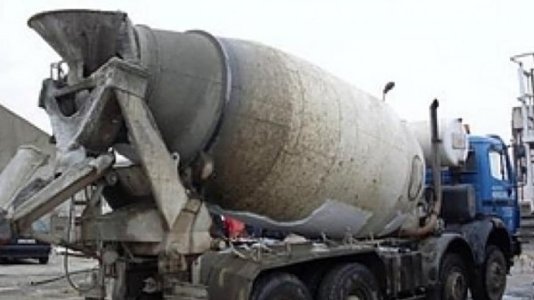 Варненец загина, премаза го бетоновозът му