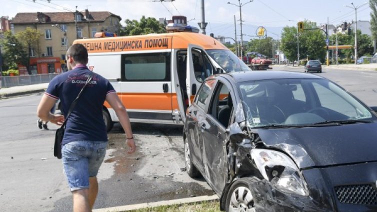 Катастрофа прати трима в болница, единият бере душа