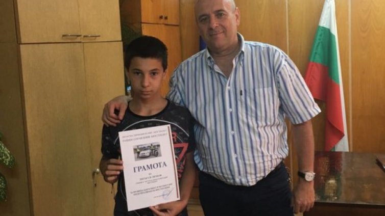 Момчета от Кюстендил с грамоти за... бдителността си
