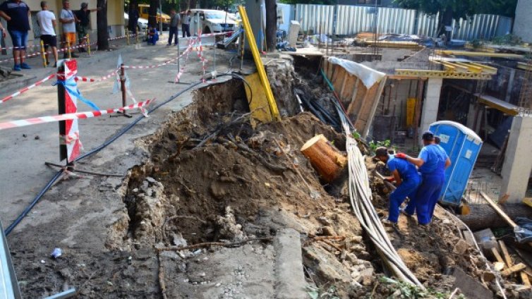 Строеж завлече улица във Варна, семейства без ток