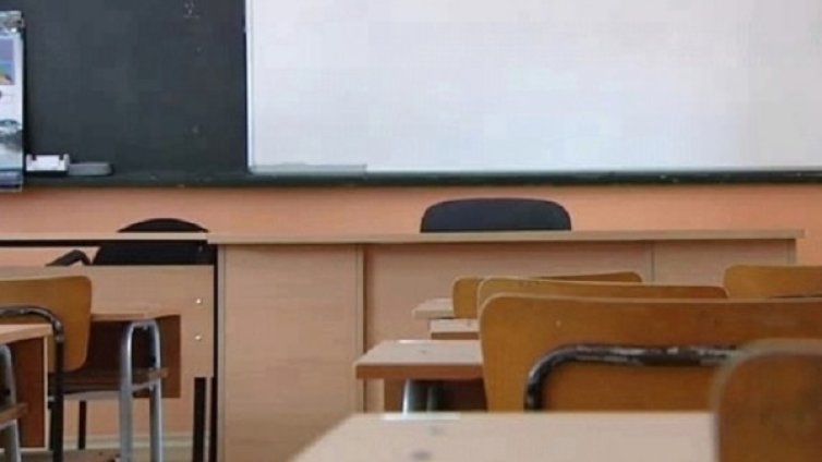 Училищно сбиване между момчета заради момиче