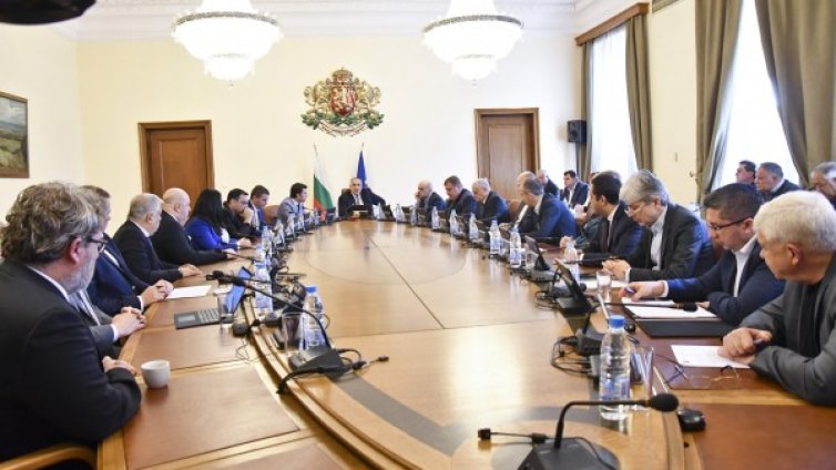 Правителство се сваля или в парламента... Или с протести!