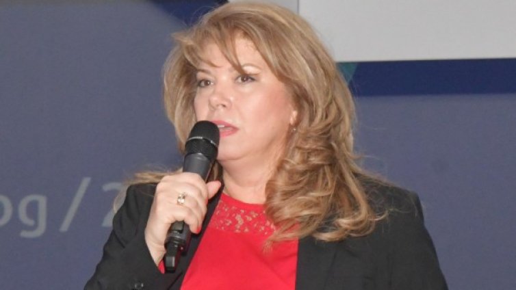 Йотова отрече: Не е преустановено даването на гражданство