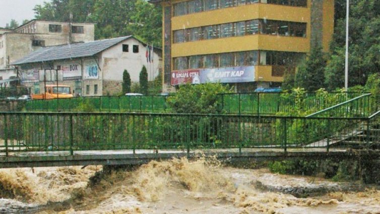 Наводненията взеха първа жертва в Роман